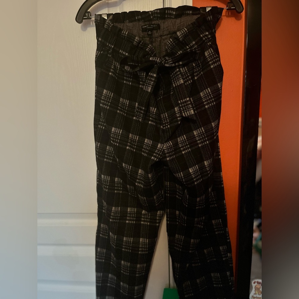 Romeo & Juliet black & white plaid pants (size M)